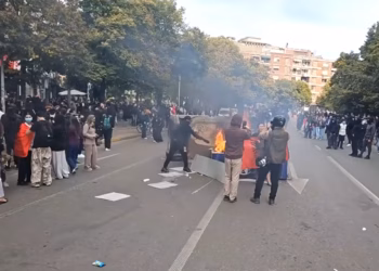Sulmohet banka dhe digjet stacioni i autobusit, 14 të lënduar në protestën studentore