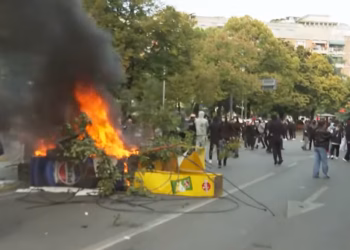 Protesta në Tiranë, bllokohen rrugët kryesore dhe i vihet zjarri një ndërtese pranë Ministrisë së Arsimit