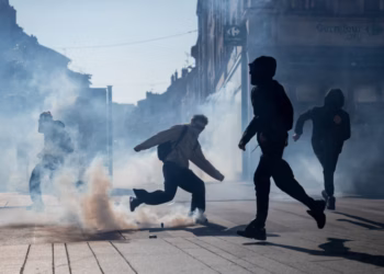 Afër 200 studentë të plagosur gjatë protestave në Francë
