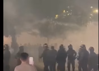 Protestuesit hedhin mjete piroteknike drejt objektit të Qeverisë
