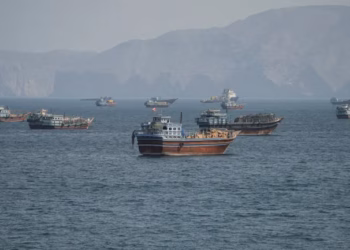 Irani paralajmëron SHBA-në: Nxitja e anijeve drejt ujërave të minuara mund të vërë në shënjestër bazat amerikane
