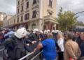 Sherr brenda dhe jashtë Kuvendit të Shqipërisë, protestuesit përplasen me policinë – hidhet sprej lotsjellës, disa të lënduar