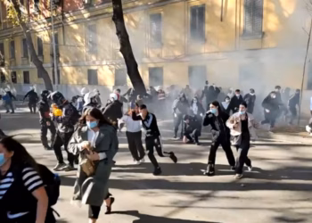 Tiranë: 59 protestuesve sot pritet t’u caktohen masat e sigurisë, prindërit mblidhen para gjykatës