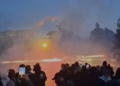Përshkallëzohet protesta në Tiranë: Policët goditen me fishekzjarrë