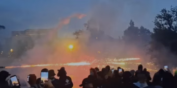 Përshkallëzohet protesta në Tiranë, policët goditen me fishekzjarrë