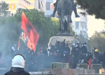 Tre të lënduar në protestën në Shqipëri, përfshirë një 15-vjeçar