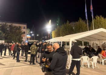 Protestuesit planifikojnë të qëndrojnë deri në mëngjes para Kuvendit-vendosin tendat