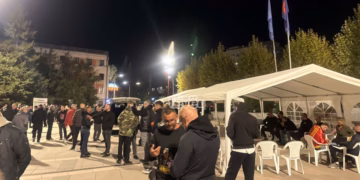 Protestuesit planifikojnë të qëndrojnë deri në mëngjes para Kuvendit-vendosin tendat
