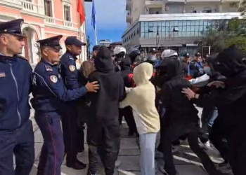 Protestuesit në Tiranë marshojnë drejt “21 Dhjetorit”, digjen kosha dhe shkulen kangjellat
