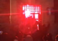 Protestuesit zhvendosen te bashkia e Tiranës, futen brenda godinës pasi thyen derën