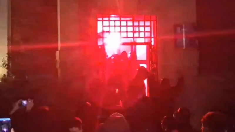 Protestuesit thyejnë derën e Bashkisë së Tiranës dhe hyjnë brenda