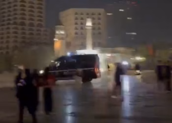 Shtohet prania e policisë në qendër të Tiranës, shoqërohen disa protestues