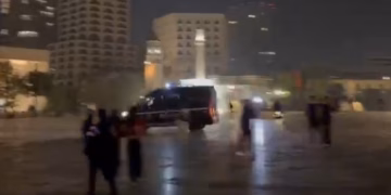 Shtohet prania e policisë në qendër të Tiranës, shoqërohen disa protestues