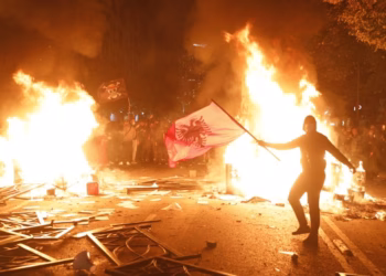 13 të lënduar nga protesta në Tiranë, mes tyre policë, gazetarë dhe kalimtarë