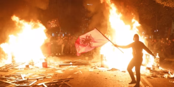 13 të lënduar nga protesta në Tiranë, mes tyre policë, gazetarë dhe kalimtarë