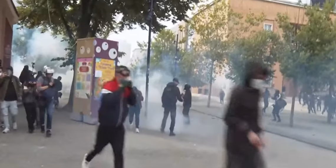 Protestuesit sulmojnë selinë e Partisë Socialiste, policia ndërhyn me gaz lotsjellës
