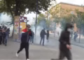 Protestuesit sulmojnë selinë e Partisë Socialiste, policia ndërhyn me gaz lotsjellës