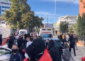 Tensionohet situata në Shkodër, protestuesit sulmojnë sërish godinën e PS