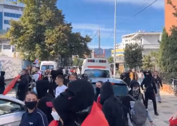 Tensionohet situata në Shkodër, protestuesit sulmojnë sërish godinën e PS