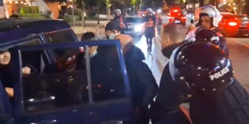 Tiranë, policia shoqëron disa të rinj pas përfundimit të protestës së dhunshme