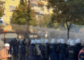 Tensionet situata para Ministrisë së Arsimit në Tiranë, pas hedhjes së gurëve, Policia largon protestuesit me ujë dhe gaz lotsjellës