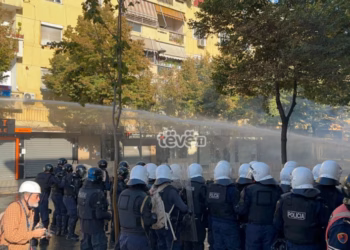 Tensionohet situata para Ministrisë së Arsimit, pas hedhjes së gurëve, Policia largon protestuesit me ujë dhe gaz lotsjellës