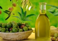 Vaj ulliri dhe Aloe Vera për një lëkurë të shkëlqyer dhe me elasticitet