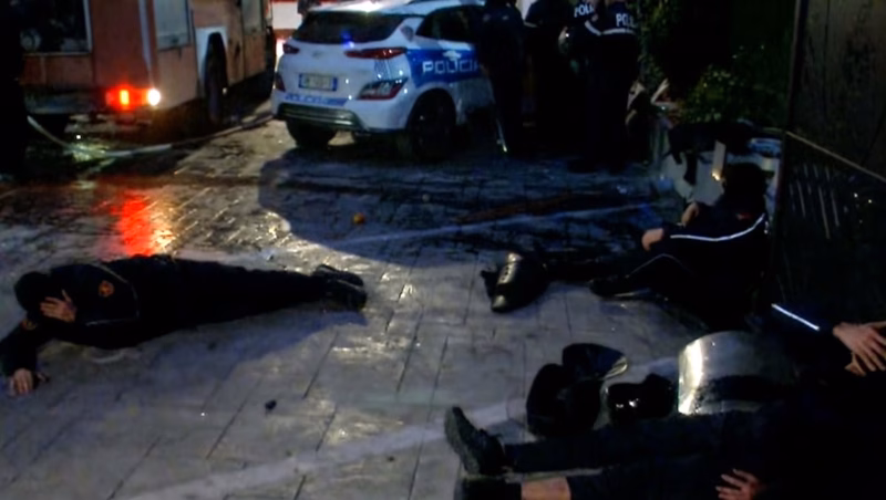 Drejtori i Përgjithshëm i Policisë së Shtetit: Sulmi ndaj komisariatit nuk është protestë, 10 efektivë të plagosur