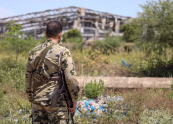 Forcat qeveritare jemenase rimarrin pozicionet kyçe pranë Bab al-Mandeb nga Huthët